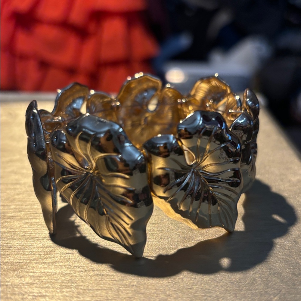 LEAF 🍃 Fashionable Gold Bracelet